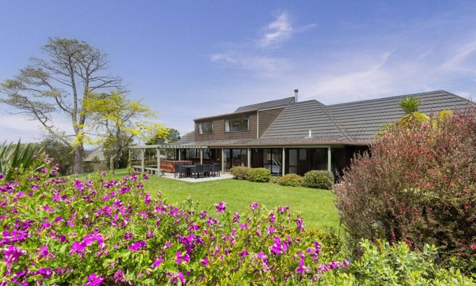 Whangaparaoa Villa | Gulfside Getaway: Your Slice of Paradise