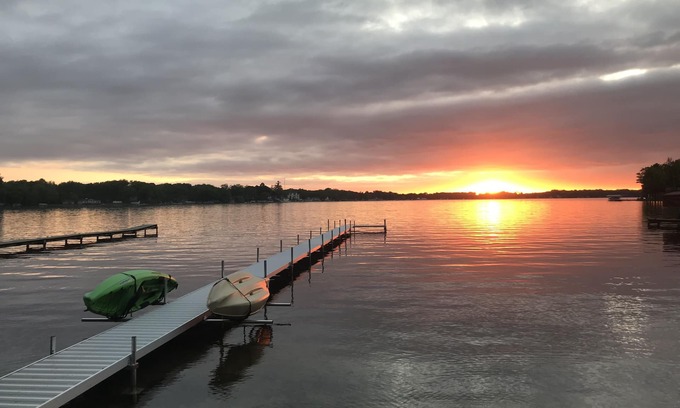 Bradley House | "Gun-A-Love IT!" Lakefront getaway/retreat on Gun Lake