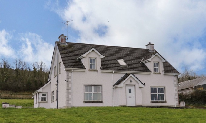 Enniskillen Cottage | GUNN'S COTTAGE, pet friendly, with open fire in Enniskillen