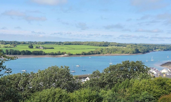 Y Felinheli Cottage | GWYLAN UCHAF, pet friendly, with hot tub in Y Felinheli