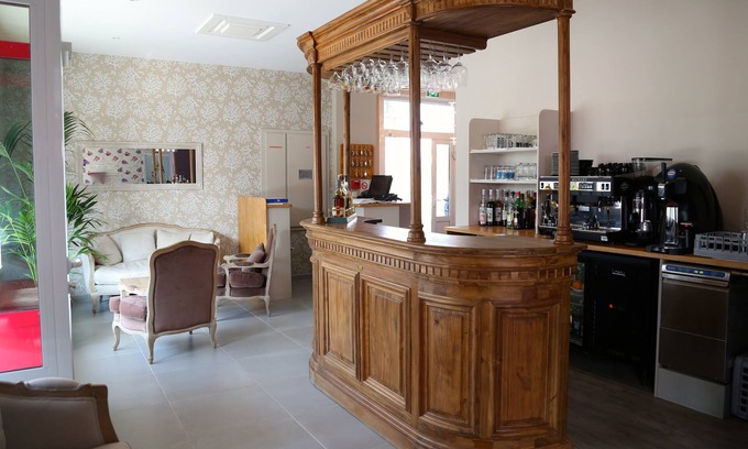 Saint-Hilaire-du-Harcouet Hotel | Hôtel Le Lion d'Or