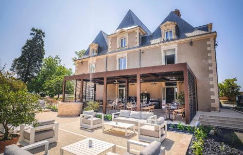 Rouffignac-Saint-Cernin-de-Reilhac Hotel | Hôtel & Restaurant - Le Manoir des Cèdres - piscine chauffée et climatisation