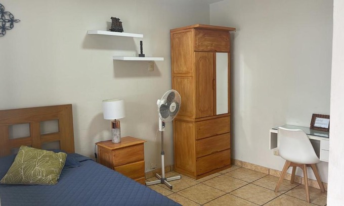 Santiago de Surco House | Habitación Alborada 2 con baño privado