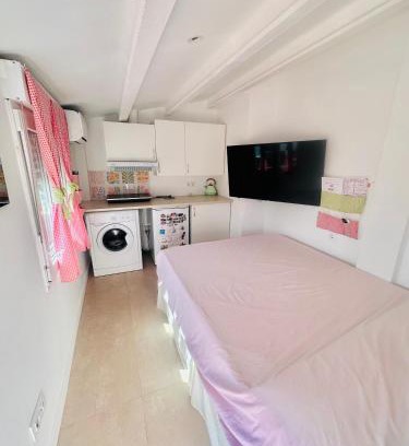 Caudiel House | Habitación con baño y cocina