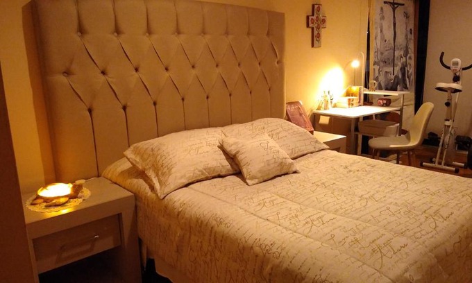 Lomas de Angelopolis House | Habitación matrimonial con cama y sofá para cuatro personas