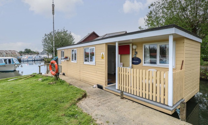 Stalham Cottage | HALCYON, pet friendly, with a garden in Stalham