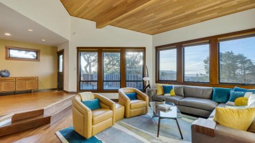 Arch Cape House | Half Block to Beach w Oceanview Patio Balcony The Shore Pine by AvantStay