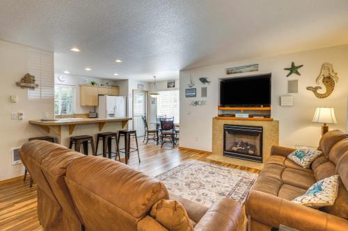 Rockaway Beach House | Half Mi to Beach Rockaway Beach Home with Grill!