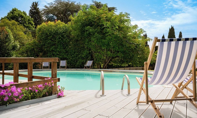 Zona LVIII Prima Porta Bed & Breakfast | Half Moon Room in Domus Anson Silj, your stay in an oasis of tranquility