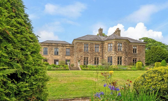 Alfreton House | HALLFIELD HALL, pet friendly, with hot tub in Higham, Derbyshire