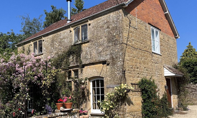 South Petherton Cottage | HAM COTTAGE, pet friendly, with open fire in South Petherton