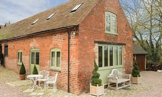 Boraston Cottage | HAM'S HOUSE, romantic, with open fire in Milson