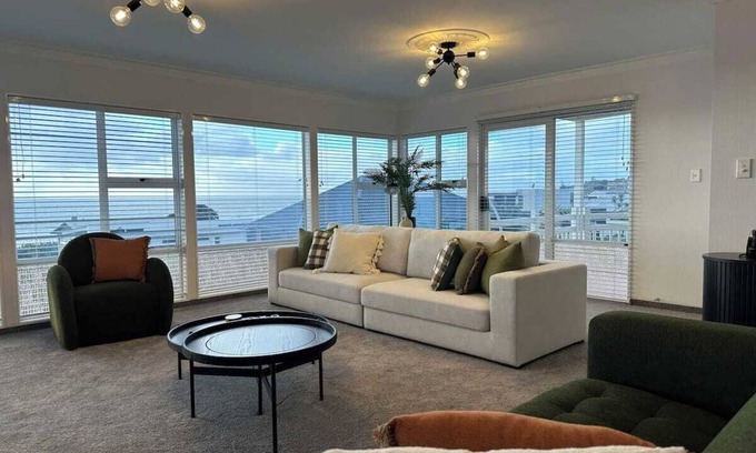 Rewa House | Hamblyn Heights - Your Seaside Escape in New Plymouth with Panoramic Seaviews!