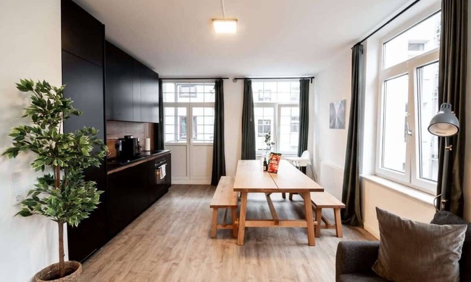 Eimsbuettel Apartment | Hamburg Gem for 12 Su