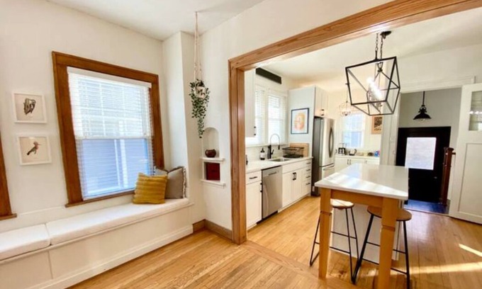 University Heights House | Hamilton House, Steps to Kinnick And UI Hospital!