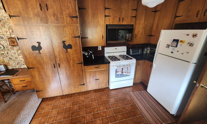 Uniontown House | Hamilton's Hideaway, 3 Bdrm, 15 miles from HOF, Amazing 70s Retro Home, AC