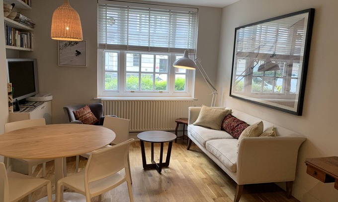 Hammersmith Apartment | Hammersmith, W6. Gr floor 2 bedroom flat sleeps 4
