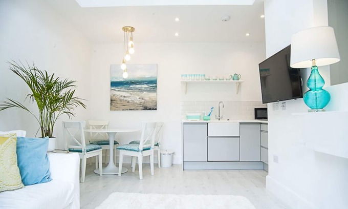 East Molesey Apartment | Hampton Court Lodge - Beautiful 2 storey apartment 10 mins walk from Palace
