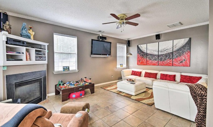 Hampton House | Hampton Home with Fireplace and Close to Beaches!