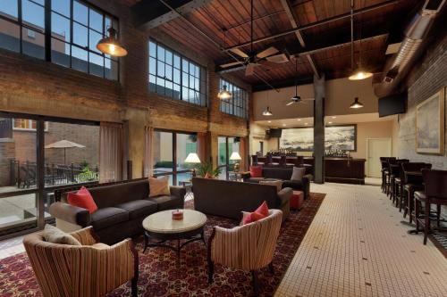 Arts/Warehouse District Hotel | Hampton Inn and Suites New Orleans Convention Center