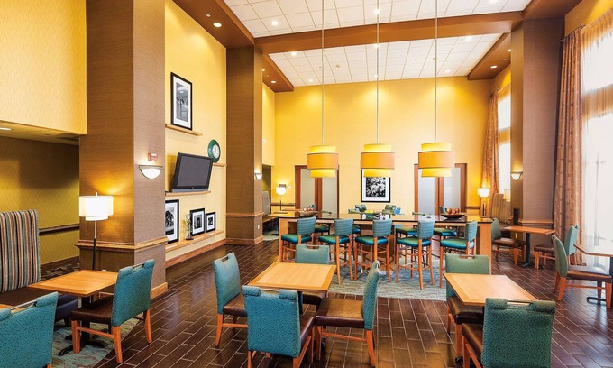 Chesapeake Hotel | Hampton Inn & Suites Chesapeake-Square Mall