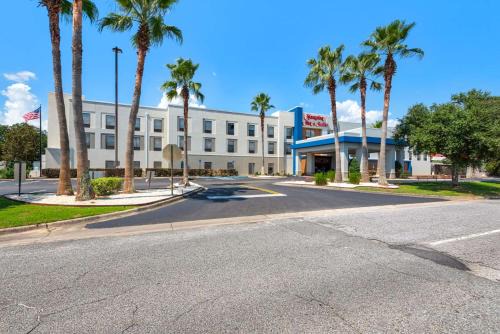 Ferry Pass Hotel | Hampton Inn & Suites Pensacola I-10 N at University Town Plaza