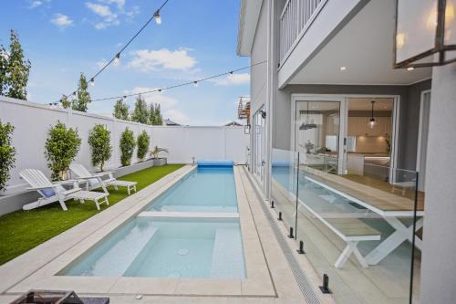 Torquay Villa | Hamptons in Torquay - 5 bath, Pool, Spa & Theatre!