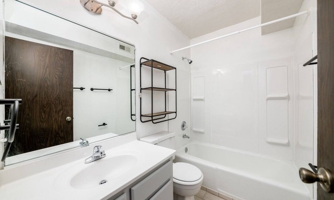Knolls Thomas Apartment | Hancock - Spacious Layout -Near Riverside Hospital