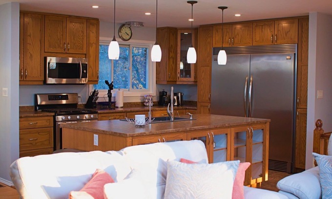 Quinte West House | Hanna’s Paradise - A Cozy Private Getaway