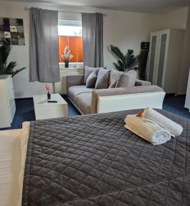 Wolfsburg Apartment | HANNIBAL - Studio-Apartment Gladiole 1, Parkplatz, Küche, HighSpeed WLAN