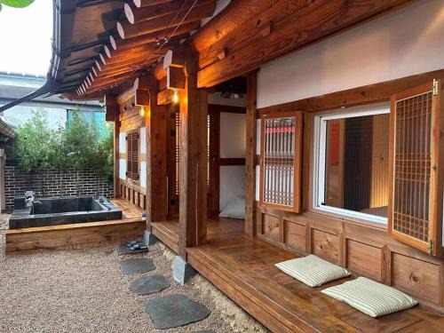 Jeonju House | Hanok village private house with jacuzzi Aboy