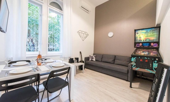 Nepszinhaz negyed Apartment | happy home Budapest DIAMOND Central located apartment with 80 039 s pinball machine