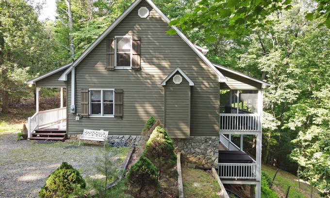 Walnut Mountain Cottage | Happy Place in Walnut Mountain Resort with pool & hiking trails