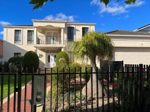 Taylors Lakes House | Happy Post - New
