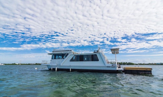 New Town Boat Rental | Happy’s Houseboat Key West