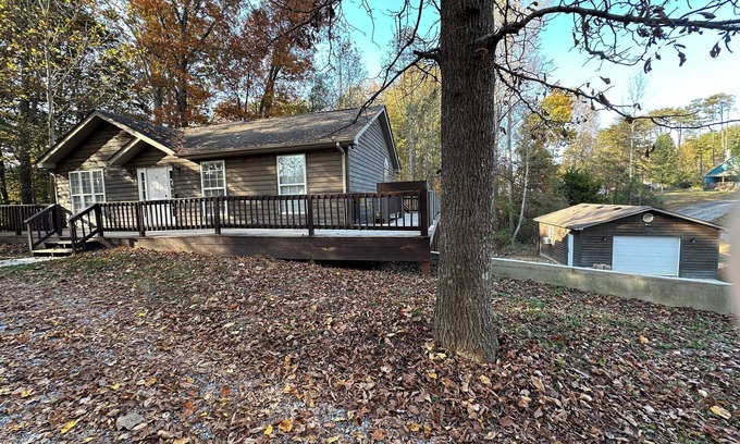 Jamestown Cabin | Harbor Hideaway- a lakeside getaway at Lake Cumberland in Jamestown- 5 bedrooms