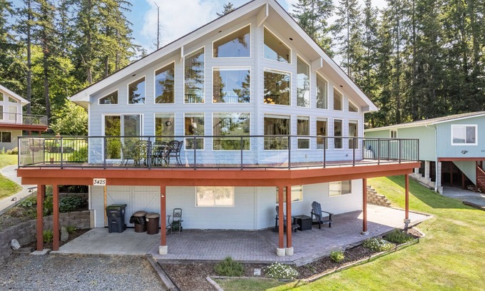 Langley House | Harborview Getaway by AvantStay | Walk to Beach