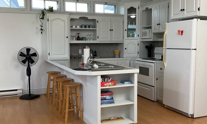 Pubnico House | Harbour view home in West Pubnico. Quiet neighbourhood, great place to relax.