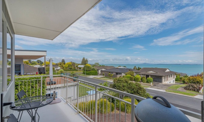 Maraetai House | Harbour View - Maraetai Holiday Home