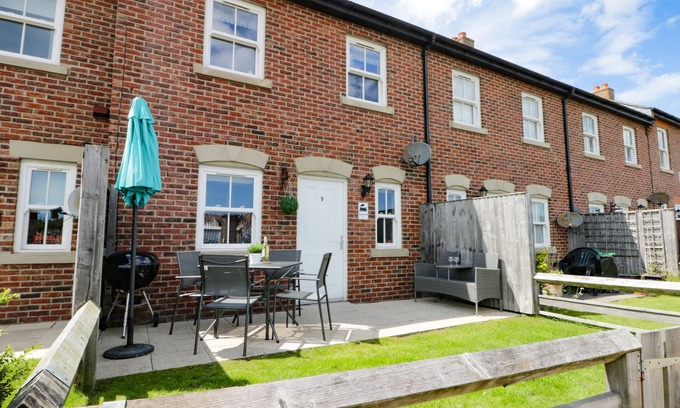Whitby House | HARBOUR WALK, pet friendly, country holiday cottage in Whitby