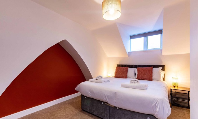 Newark Apartment | Harcourt 1B: 2BR Flat with Parking in Newark