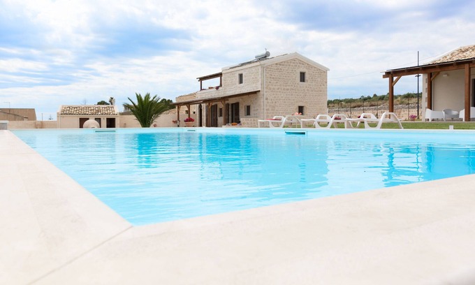 Donnalucata Villa | Harmony, Emotion of Barone house, villa with pool, sea view, free wifi