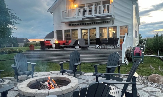 Harsens Island House | Harsens Island Home Sleeps 12 with Freighter Views and Hot Tub