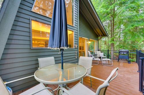 Burley House | Harstine Island Cabin with Fire Pit Walk to Beach!