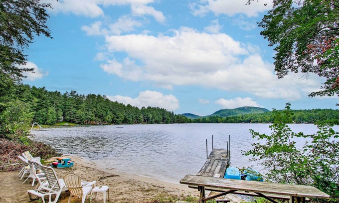 Hartford Cottage | Hartford Cottage w/Private Beach on Bear Pond!