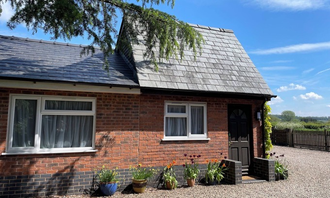 Hay-on-Wye Cottage | HARVEST MOON COTTAGE, with a garden in Bishop's Frome