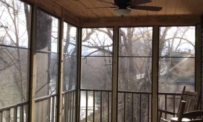 Pangburn Cabin | Harvey’s Hideaway Riverfront Cabin