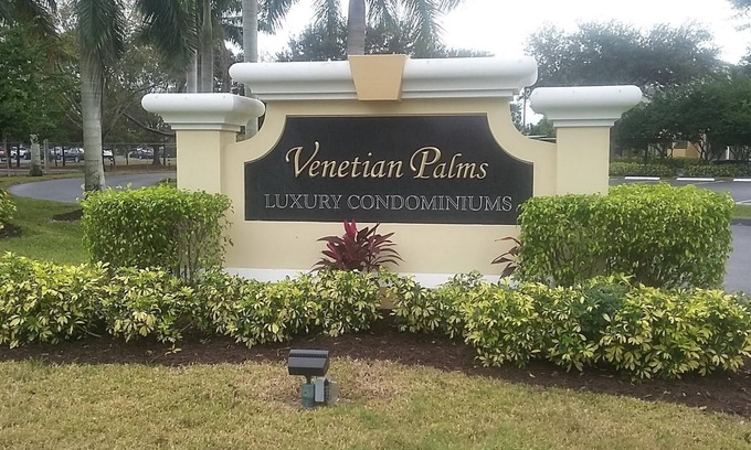 Villas Condo | Has 2 Pools, Right Off The 41 Close To Many Restaurant's…ground Floor