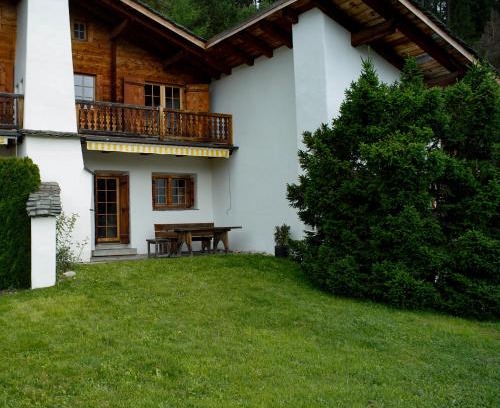 Laax Apartment | Haus 2 - Gemütliches 5 Zimmer Haus in ruhiger Wohngegend mit Garten