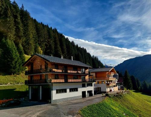 Damuels House | Haus Margrith Alpenblick Appartements